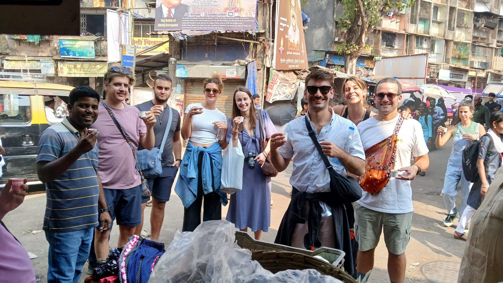 Tea break with a local guide on a Dharavi tour